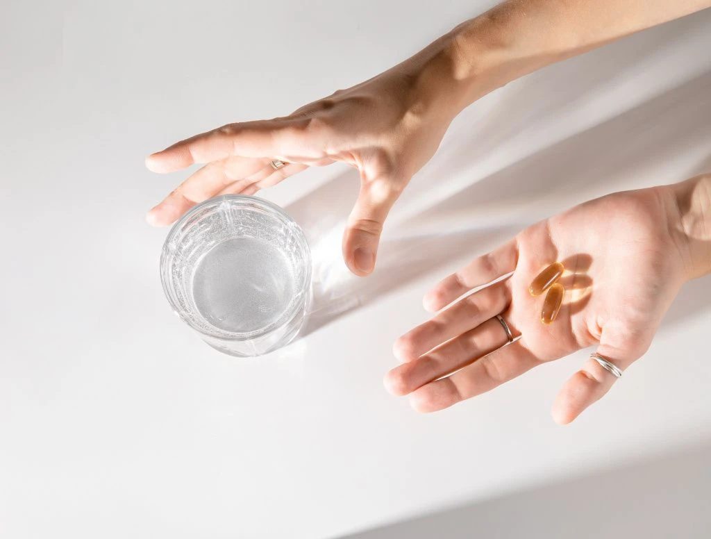 Капсула Омега-3 и стакан.jpg Капсула Омега-3 и стакан.jpg